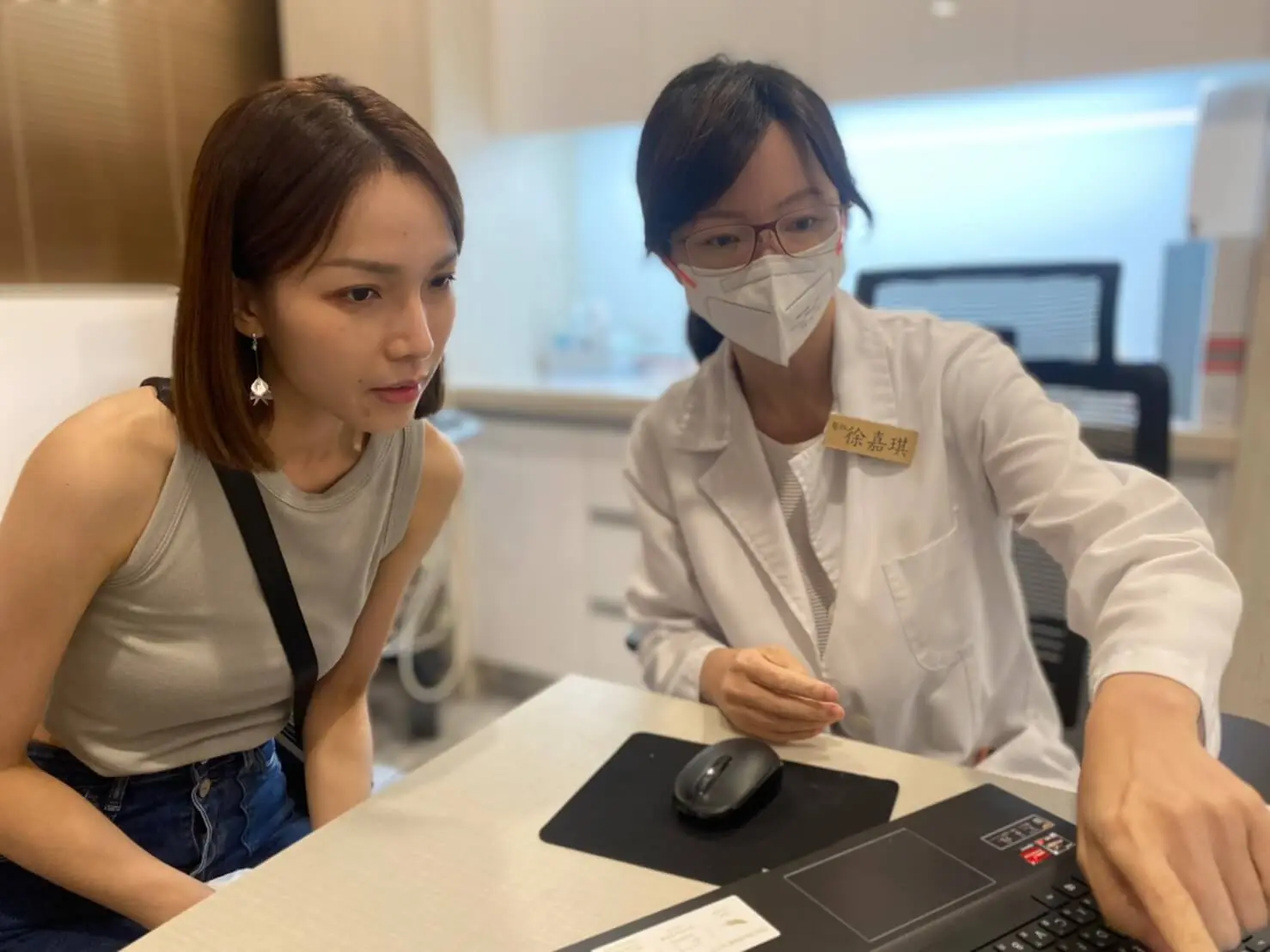 絲絲 : 法令紋+夫妻宮凹陷，打造自然澎潤好氣色，擺脫疲累感!｜玻尿酸